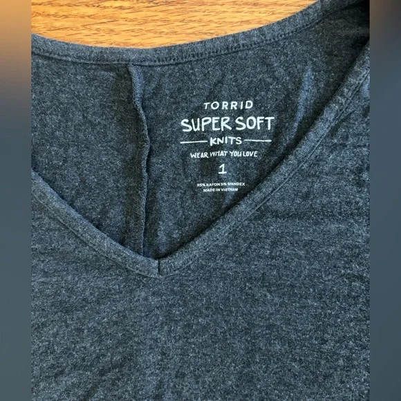 Torrid Top Women’s 1 (1X) Gray High Low Hem Super Soft V neck Casualwear Shirt - Picture 2 of 6